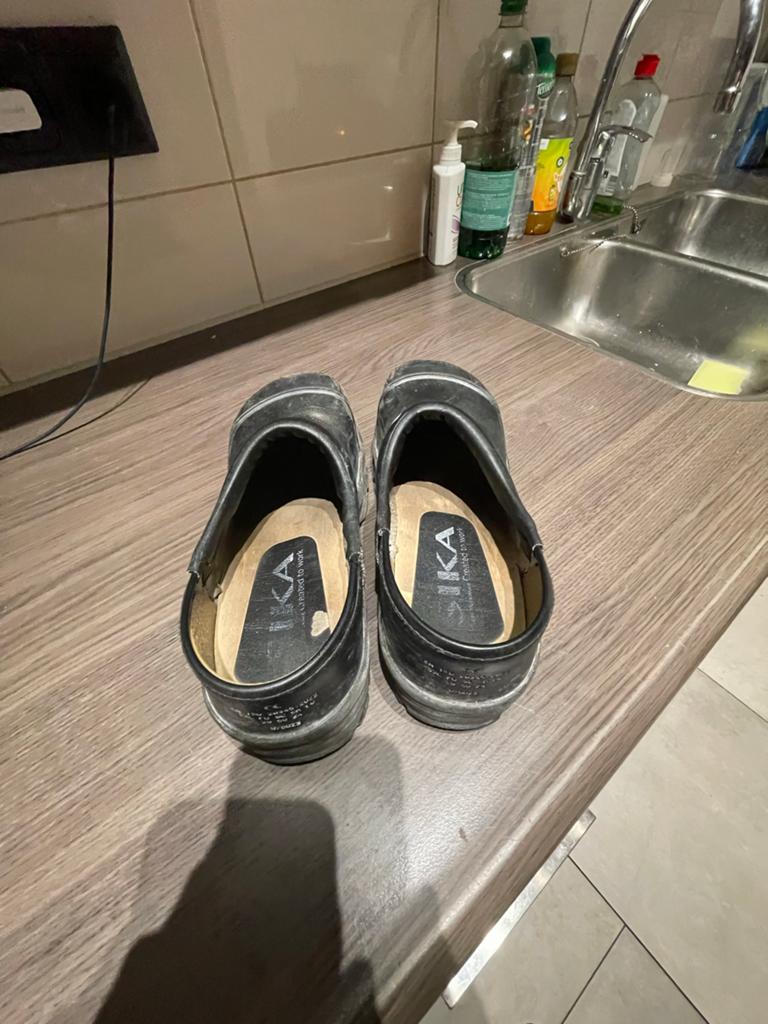 Mooie zwarte klompen, maat 41, Kleding | Dames, Schoenen, Ophalen of Verzenden, Gedragen, Zwart, Werkschoenen