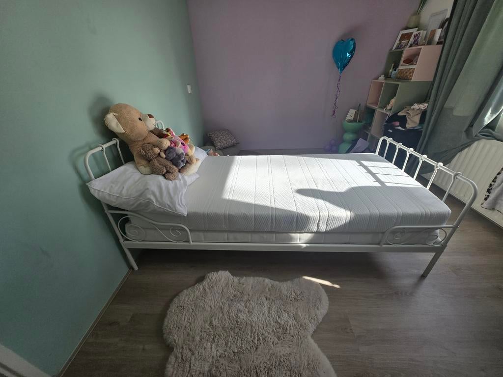 Wit metalen eenpersoonsbed met matras, Huis en Inrichting, Slaapkamer | Bedden, 90 cm, Eenpersoons, Ophalen of Verzenden, Zo goed als nieuw