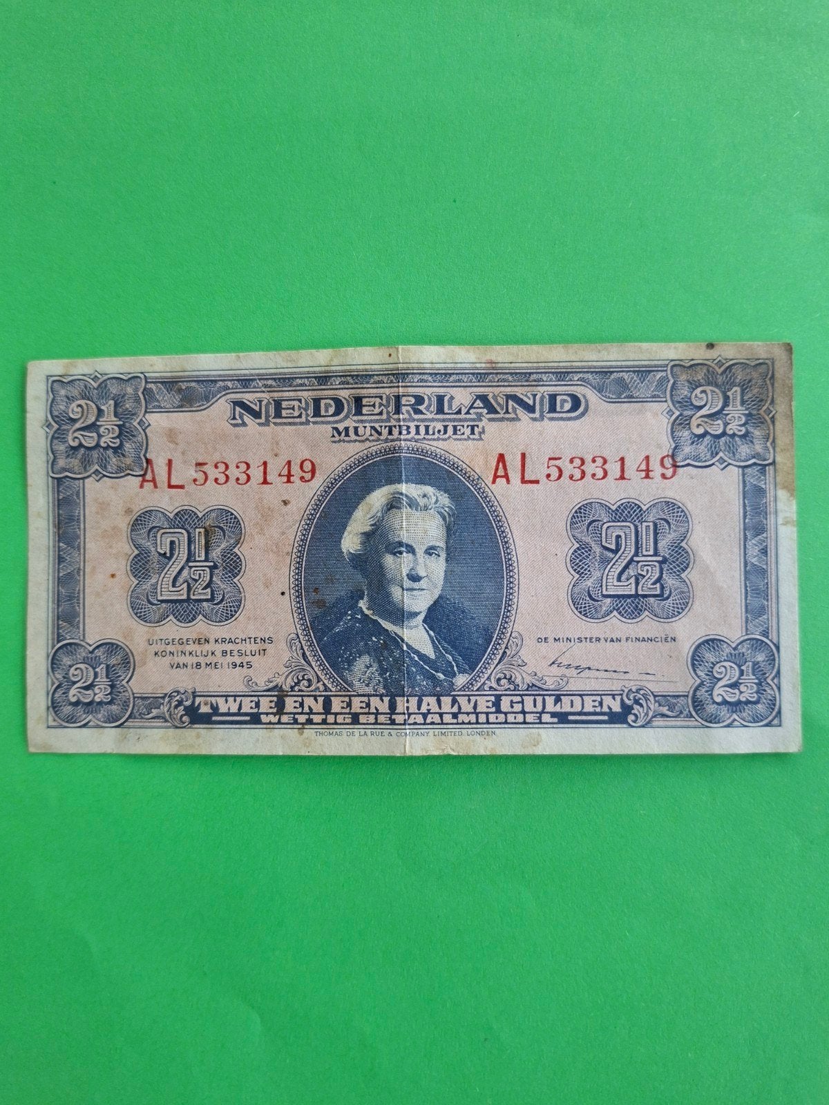 2,5 gulden Wilhelmina uit 1945 in PR
Serie nummer AL 533149, Ophalen of Verzenden, 2½ gulden, Los biljet