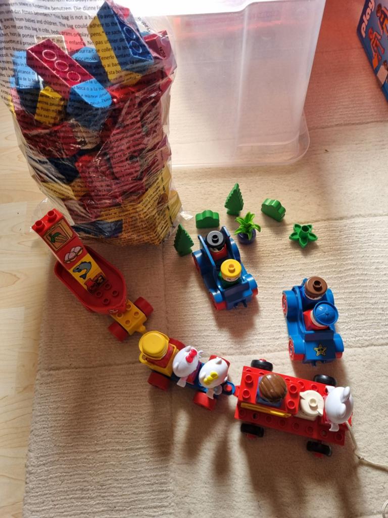 Zak LEGO Duplo met diverse poppetjes en accessoires, Gebruikt, Ophalen of Verzenden, Inclusief minifiguren, Duplo