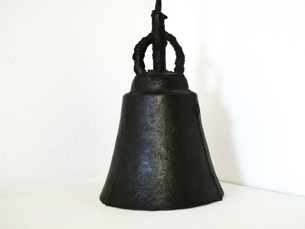 Een decoratieve kandelaar met een voet in klok vorm, Ophalen of Verzenden, Overige materialen