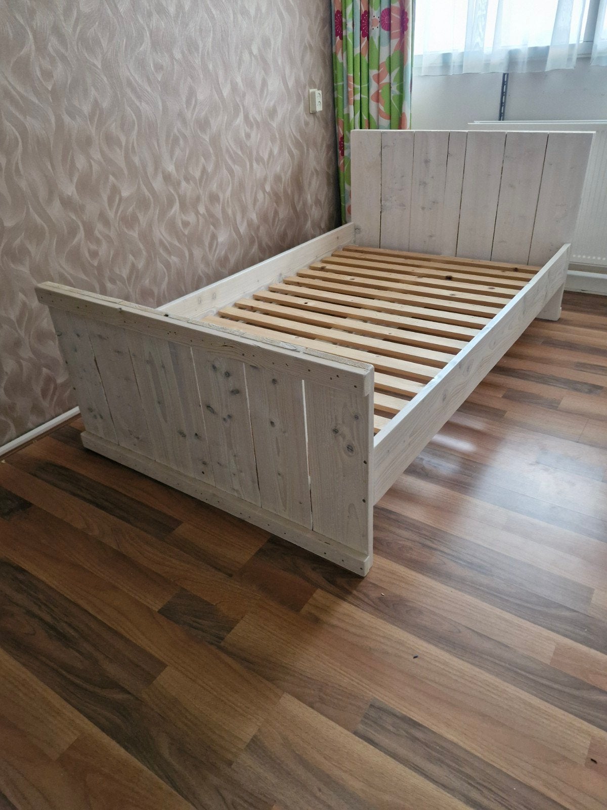 Wit gewassen steigerhouten bed 130x200 cm met lattenbodem, Ophalen, Wit, Steigerhout, Zo goed als nieuw