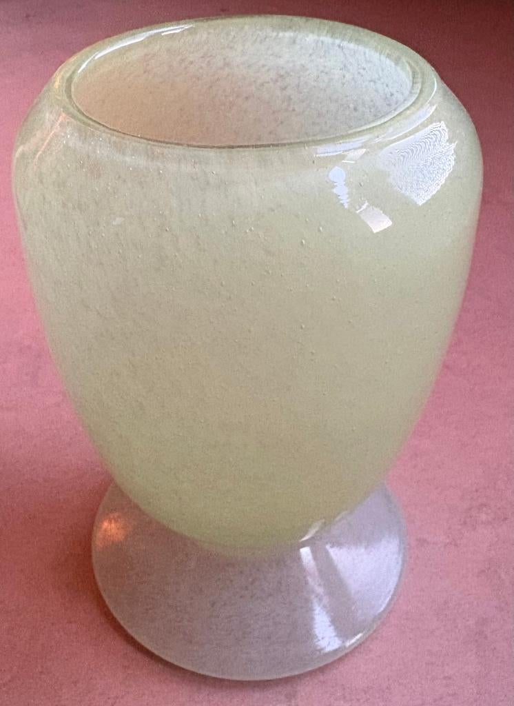 Mooi zwaar vaasje, jade groen, handgemaakt, Ophalen of Verzenden, Minder dan 50 cm, Groen, Glas
