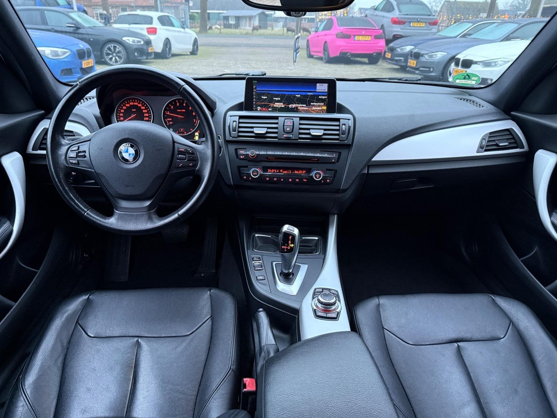 BMW 1-serie 118i Business+|Nieuwe Ketting + Klepseals|Leder|, Auto's, Euro 5, Achterwielaandrijving, Gebruikt, Zwart
