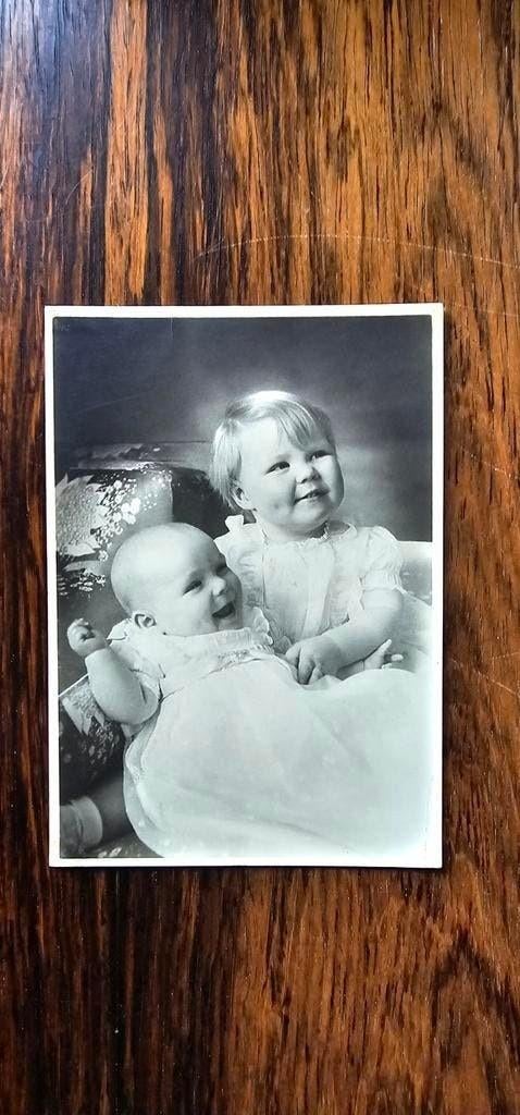 Briefkaart Prinses Beatrix en Irene, gemaakt in 1939, Ophalen of Verzenden, 1920 tot 1940, Ongelopen, Zuid-Holland