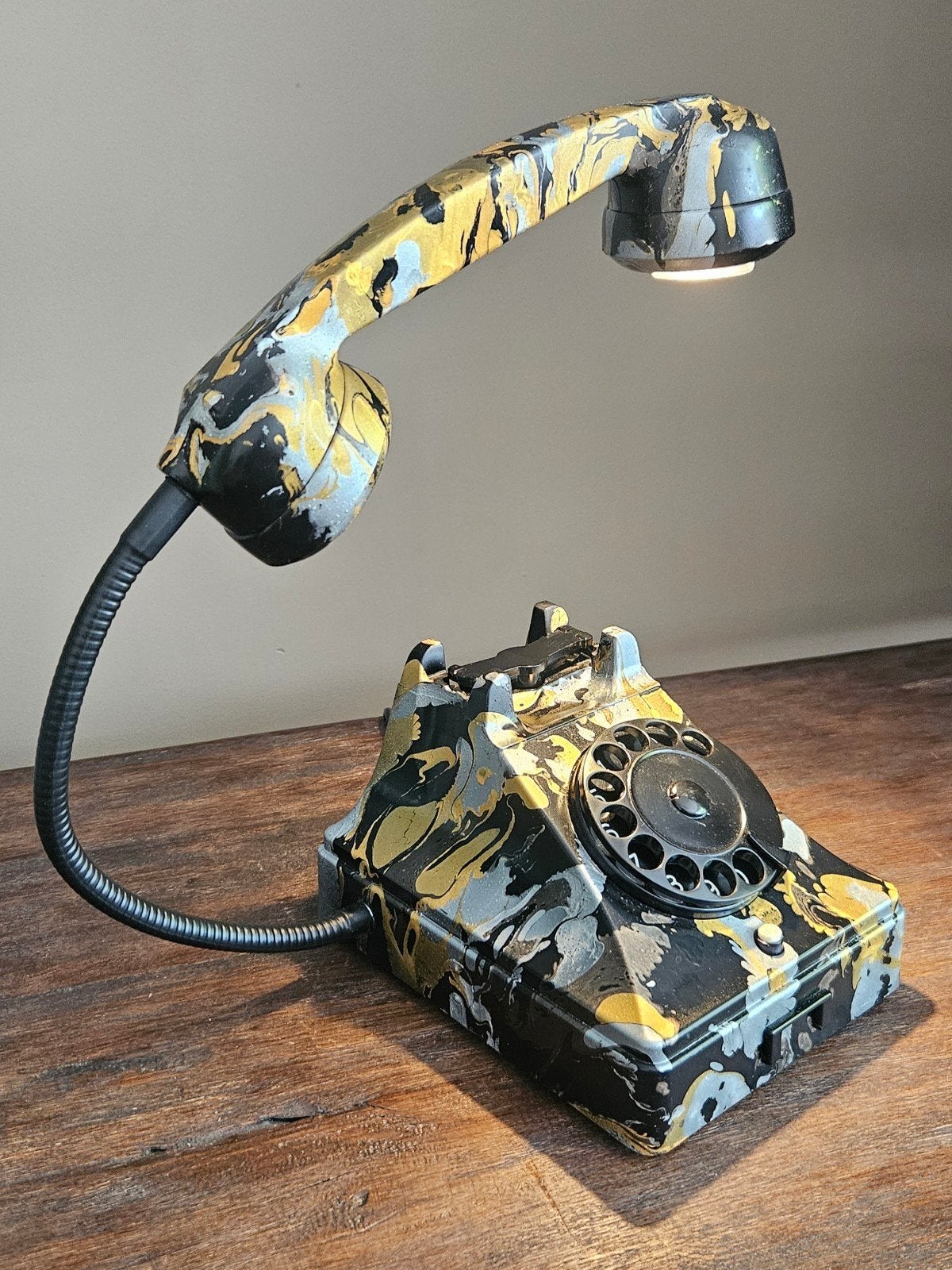 Prachtige lamp gemaakt van vintage draaischijf telefoon, Huis en Inrichting, Bureaulamp, GU10, Ophalen of Verzenden, Zwart