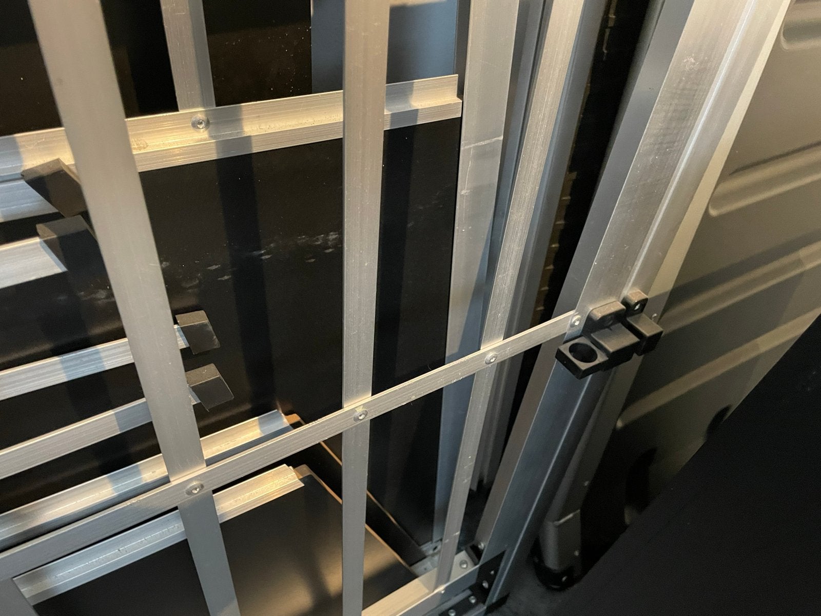2 deurs aluminium hondenhok, ook geschikt voor de auto, Ophalen, Zo goed als nieuw
