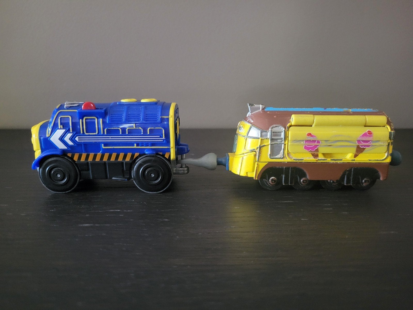 Speelgoedtreintjes van Tomy 2 stuks 1 werkt op batterijen, Ophalen, Gebruikt