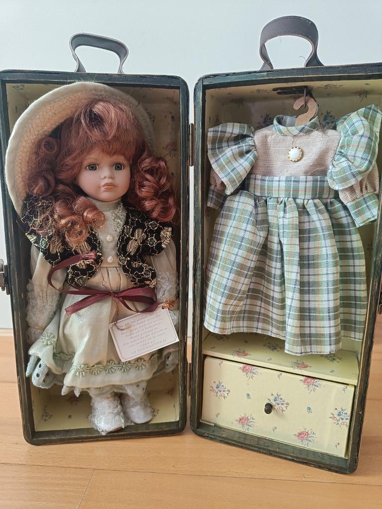 Isabella | Vintage porseleinen pop met koffer en extra jurk, Ophalen of Verzenden, Zo goed als nieuw, Overige typen