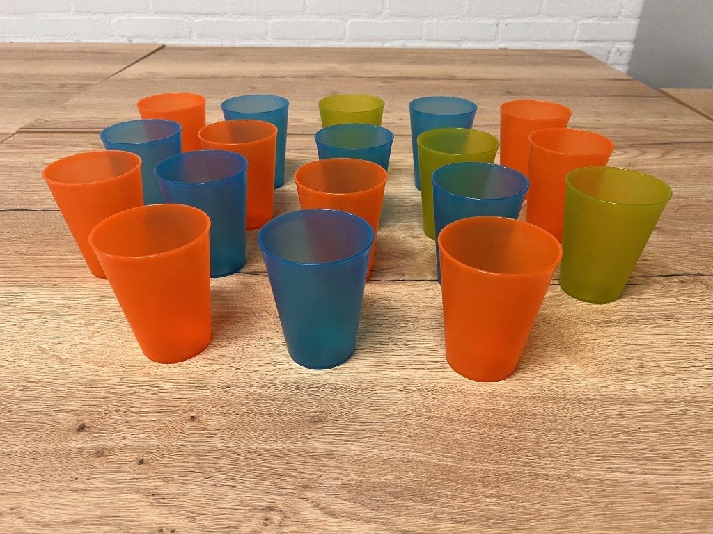18 Plastic Bekers, Verschillende Kleuren, Ophalen of Verzenden, Overige materialen, Overige stijlen, Overige typen