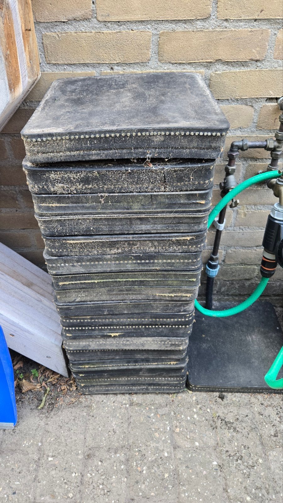 16 gebruikte rubberen tegels 30x30cm - gratis af te halen, Tuin en Terras, Ophalen