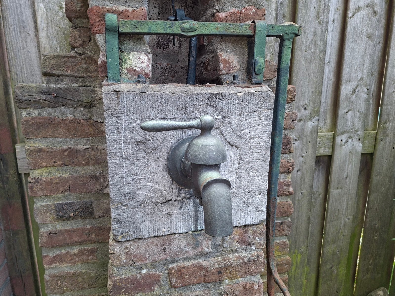 Oude pompkraan in blauwstenen voet - zelf ophalen Heerlen, Ophalen