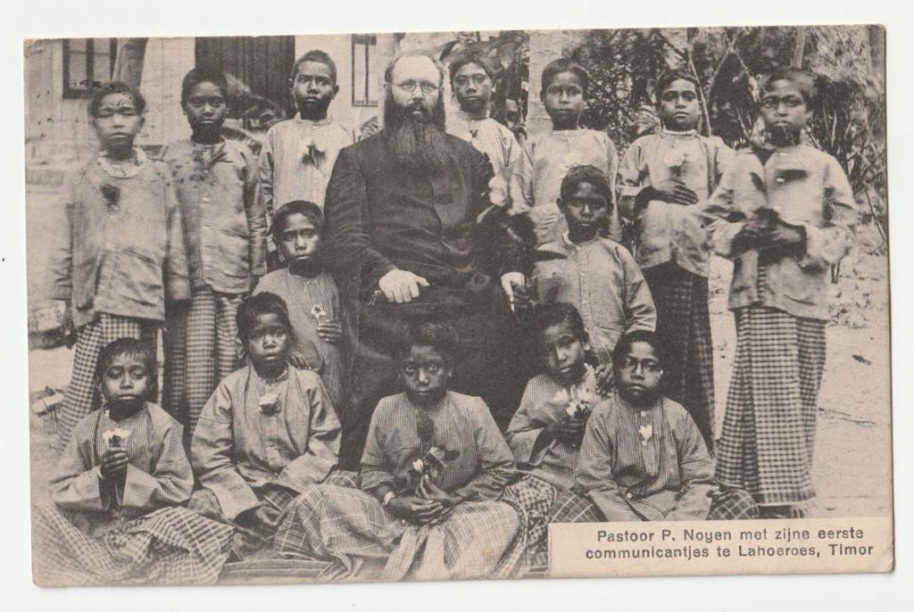 Timor Pastoor P. Noyen Lahoeroes communie 1914 / vouw, Verzamelen, Ansichtkaarten | Buitenland, Gelopen, Buiten Europa, Voor 1920