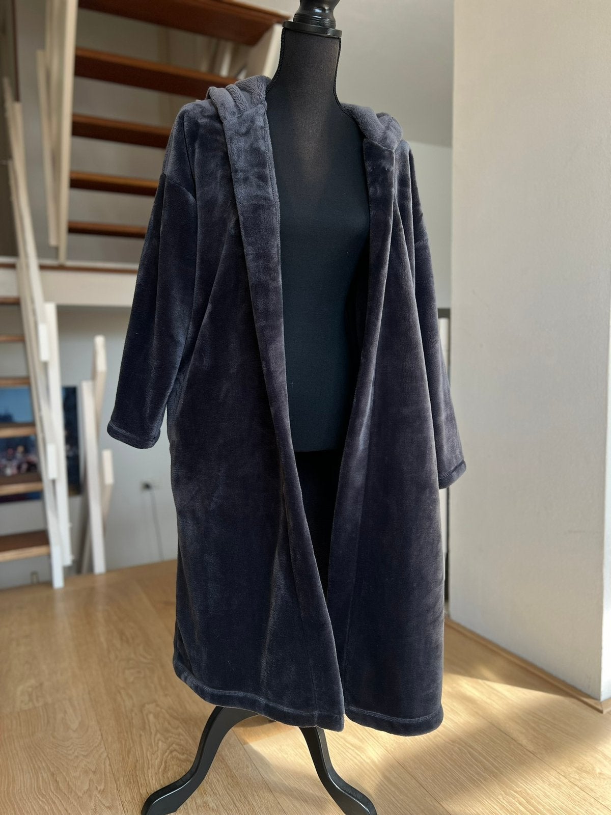 Wijde fluffy mantel, Ophalen of Verzenden, Nieuw, Maat 38/40 (M), Grijs