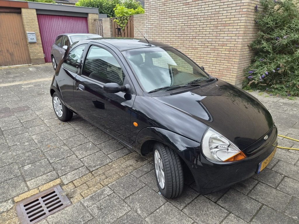 Ford Ka 1.3 I 44KW 2007 Zwart - NIEUWE APK! - IJskoude airco, Auto's, Voorwielaandrijving, Stof, 31 €/maand, 4 cilinders