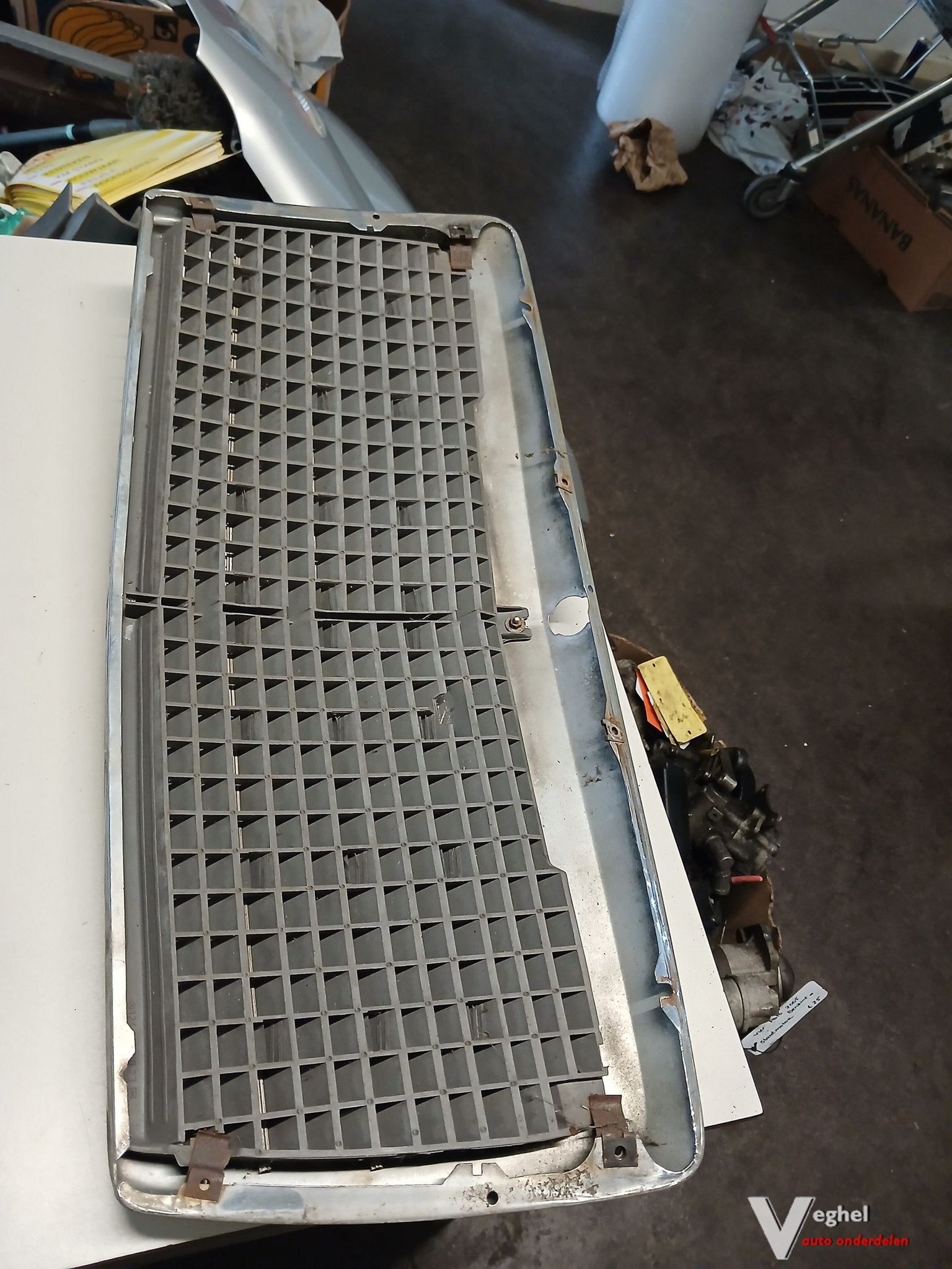 MB W124 sedan Grille '85, Gebruikt, -, -, Ophalen of Verzenden