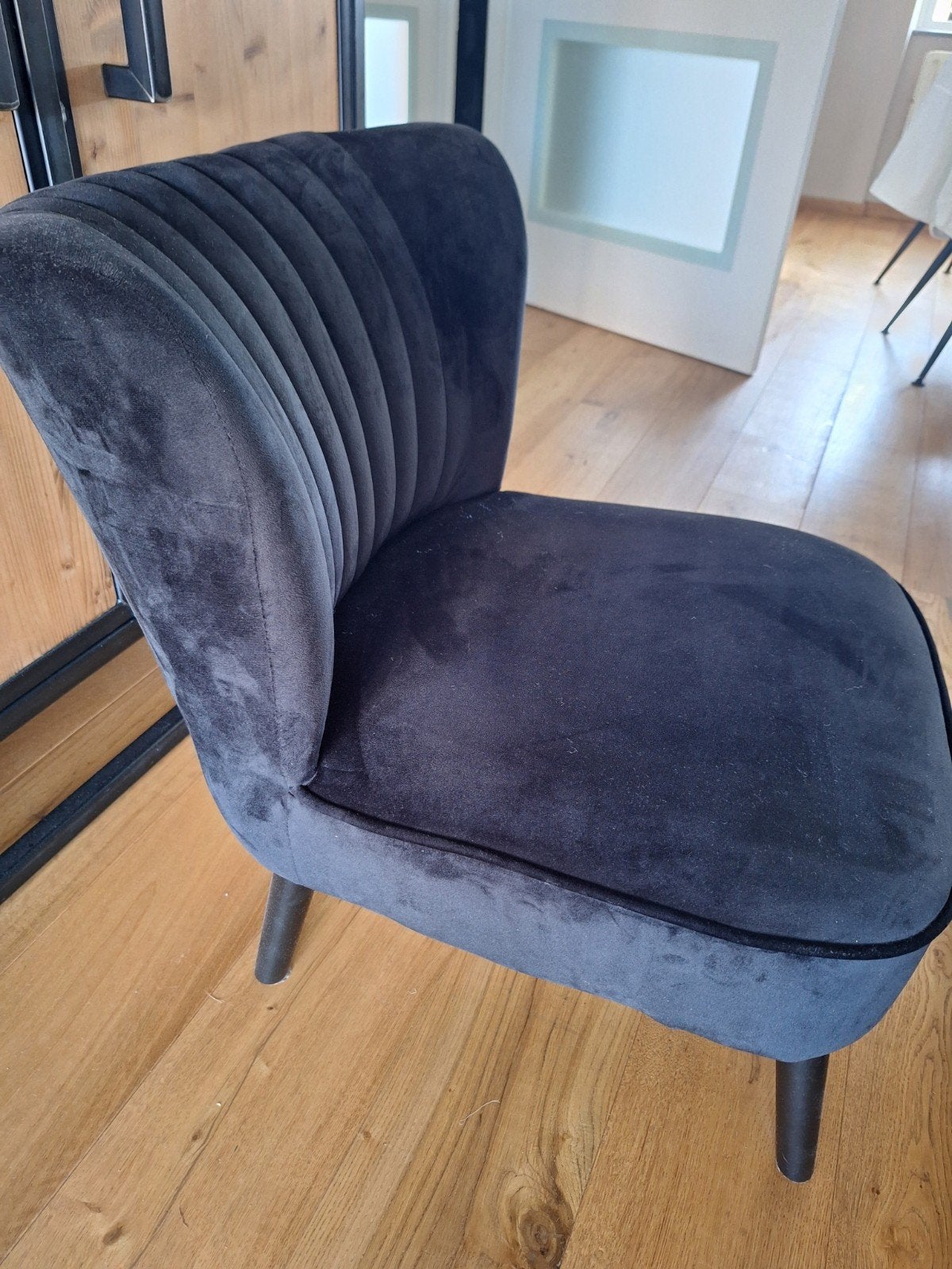 Kleine fluweel zwarte fauteuil met hocker, Ophalen, Zo goed als nieuw, Stof, Minder dan 50 cm