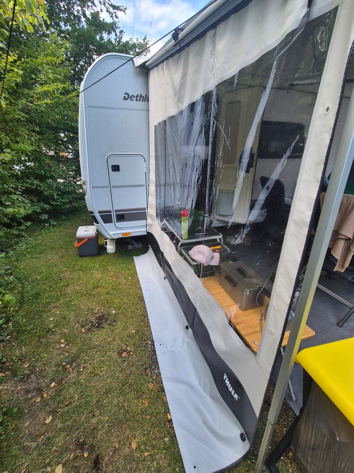 Thule rainblocker zijwanden 2 stuks met rafters, Ophalen of Verzenden, Zo goed als nieuw
