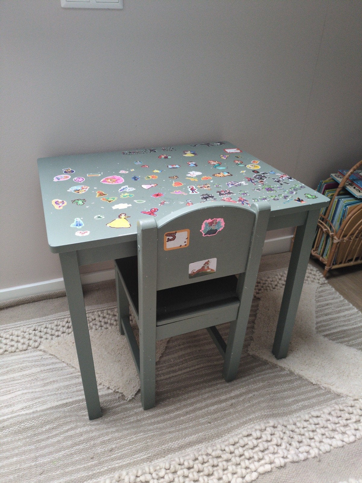ikea sundvik Kinderbureau met stoel - Groen met stickers, Ophalen, Gebruikt, Tafel(s) en Stoel(en)