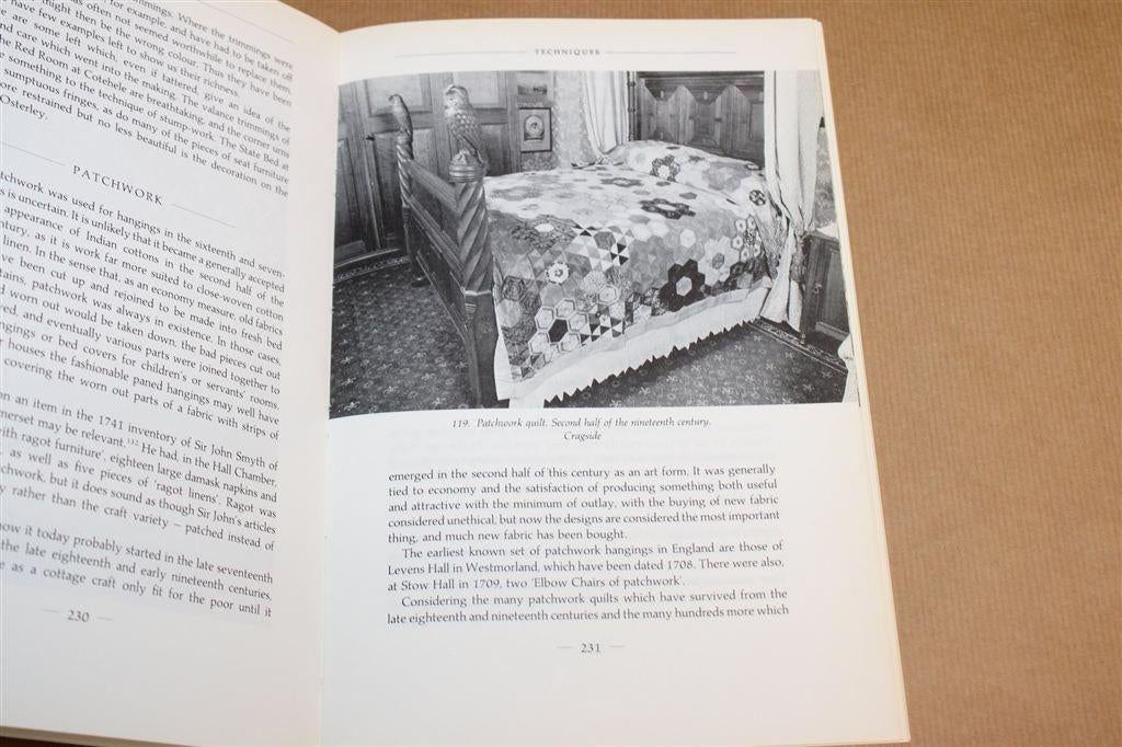 Furnishing Textiles — Textiel in Britse Landhuizen, Ophalen of Verzenden, Gelezen