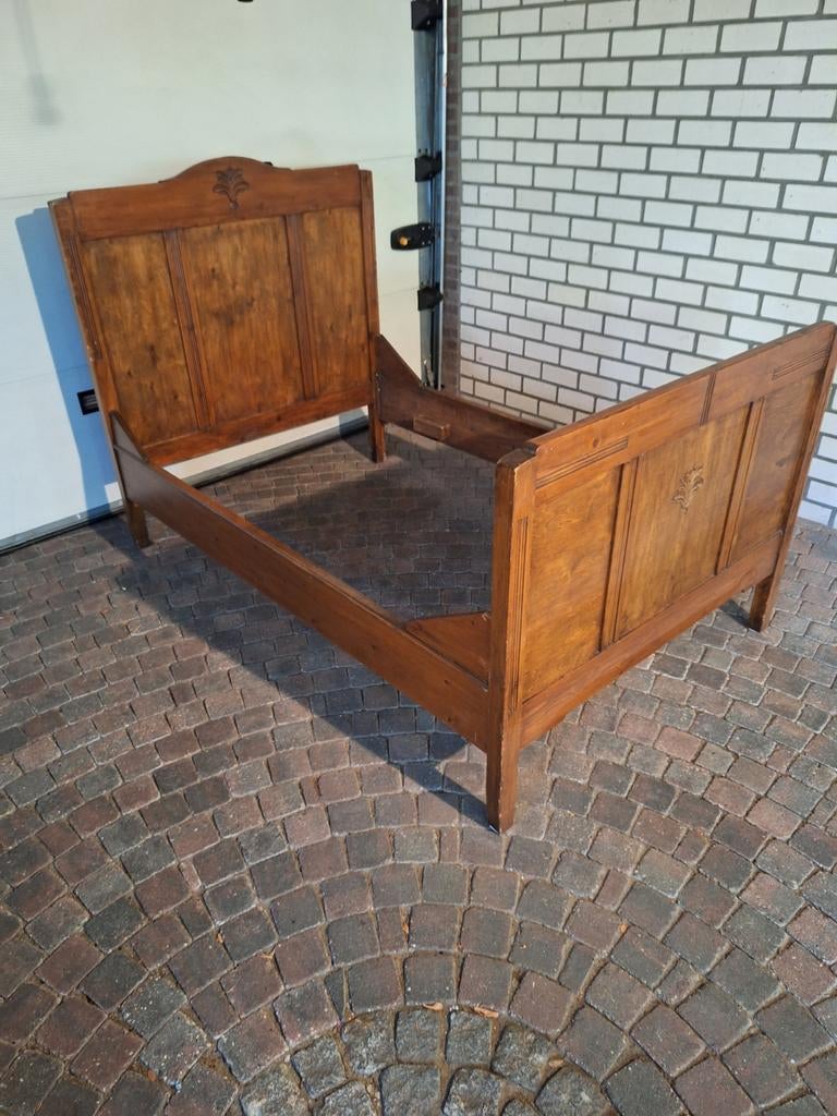 GRATIS - Antiek houten bedframe met houtsnijwerk, Ophalen