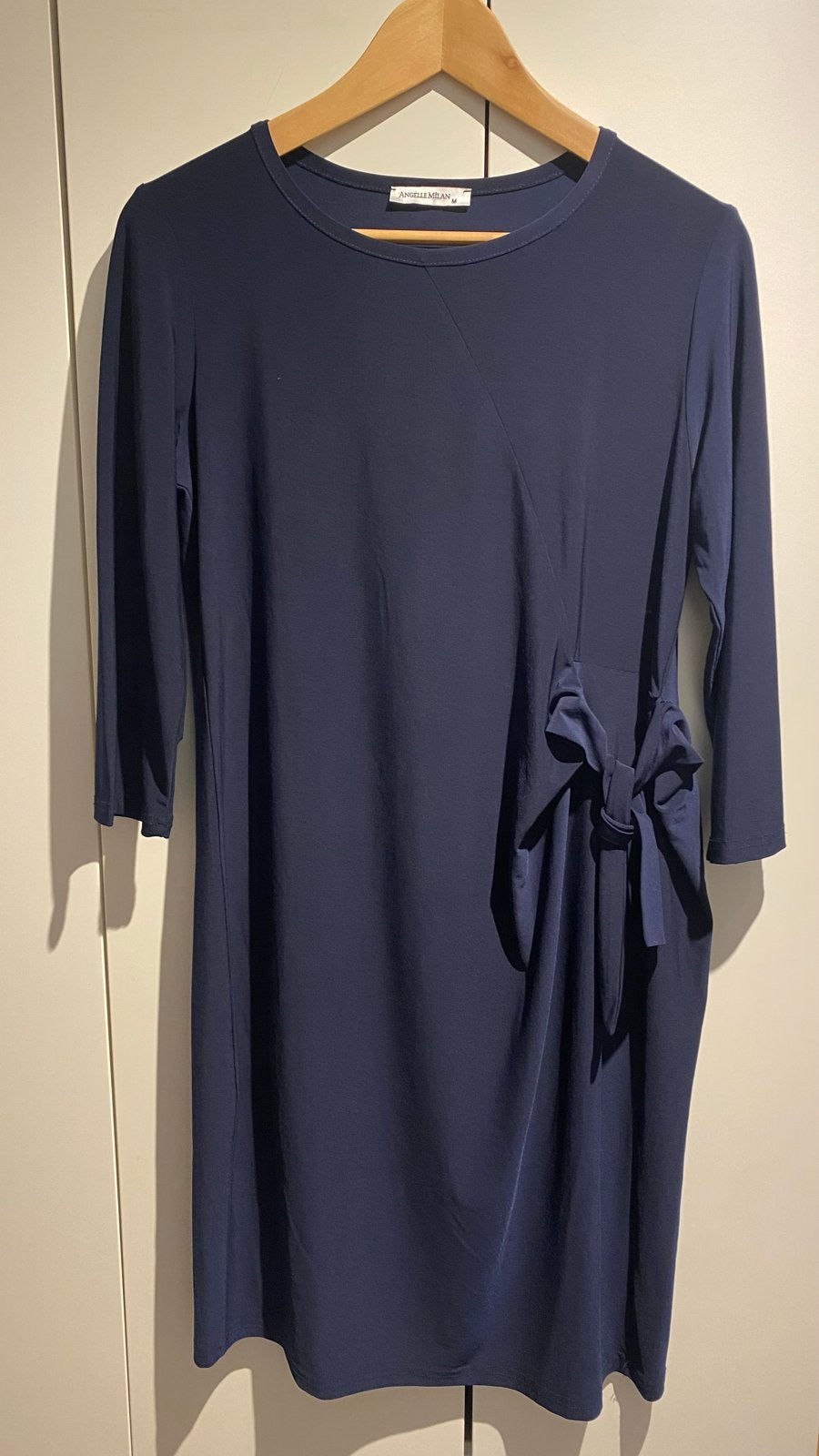 Angelle Milan jurk met strikdetail - Maat M, Maat 38/40 (M), Blauw, Ophalen of Verzenden, Zo goed als nieuw