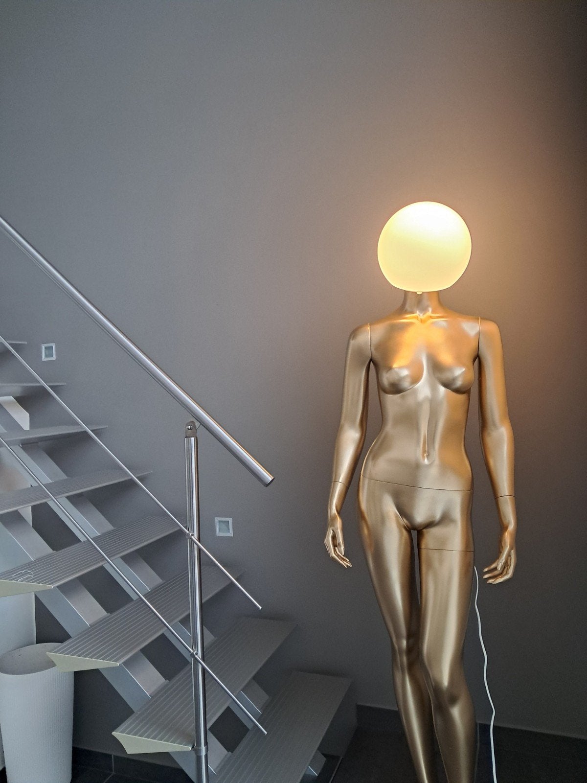Gouden etalagepop met lamp als hoofd, Gebruikt, Modern, Uniek, Decoratief, Glas, 150 tot 200 cm