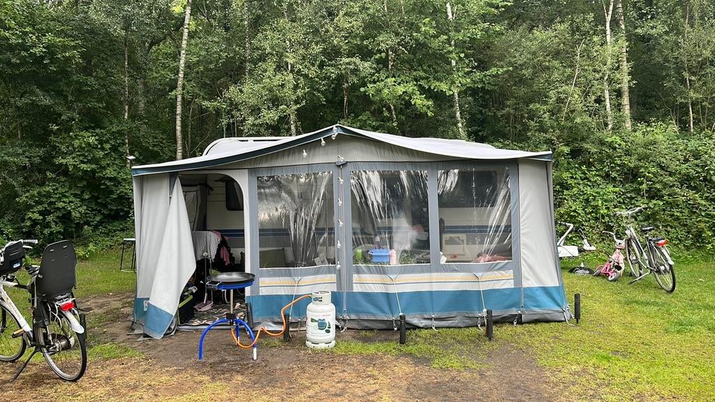 4 persoons Hobby 495, 1999 incl voortent, Caravans en Kamperen, Caravans, Particulier, tot en met 4, 1000 - 1250 kg, Rondzit, Hobby