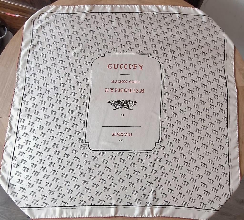 Gucci zijden sjaal - Gedragen, in goede staat, Maat 46/48 (XL) of groter, Ophalen of Verzenden, Gucci, Sjaal