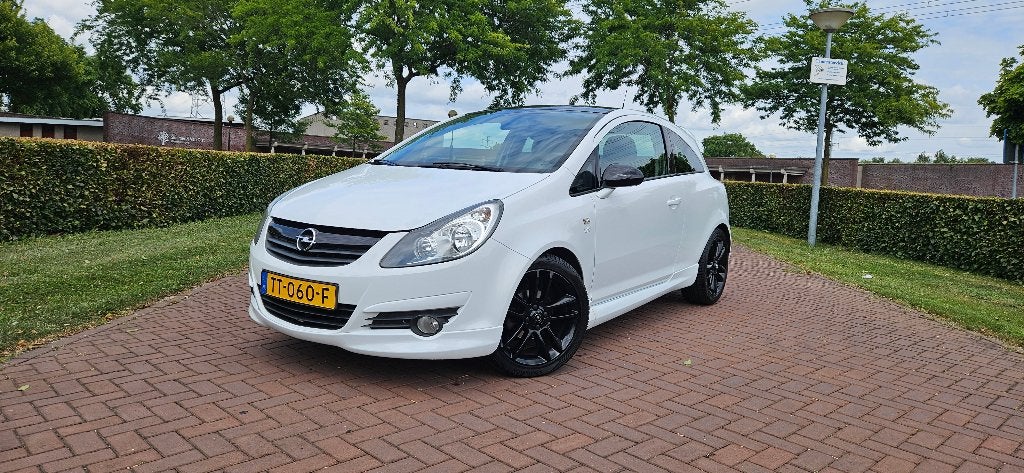 Opel Corsa 1.4 OPC-Line – 109.188 km – Black & White Edition, Voorwielaandrijving, Zwart, Leder en Stof, Wit