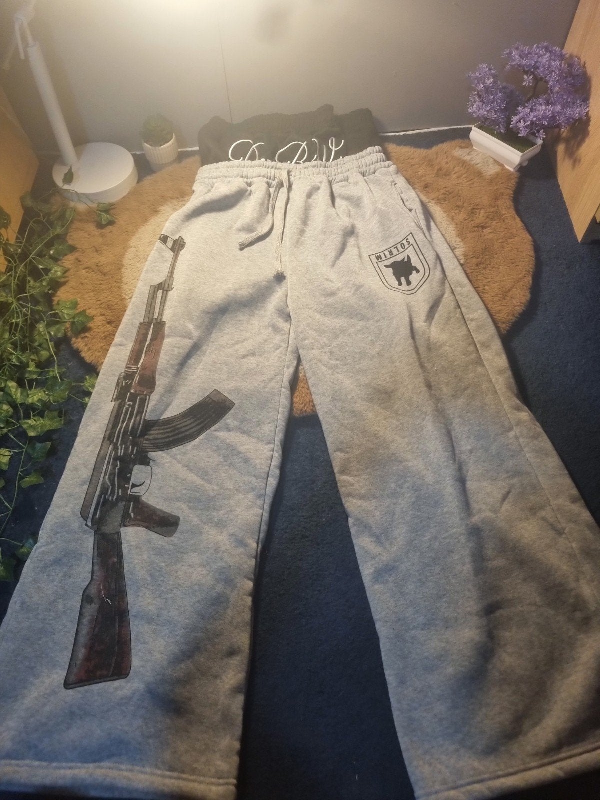 Grijze joggingbroek met AK-47 print, Maat 42/44 (L), Ophalen of Verzenden, Onbekend, Zo goed als nieuw