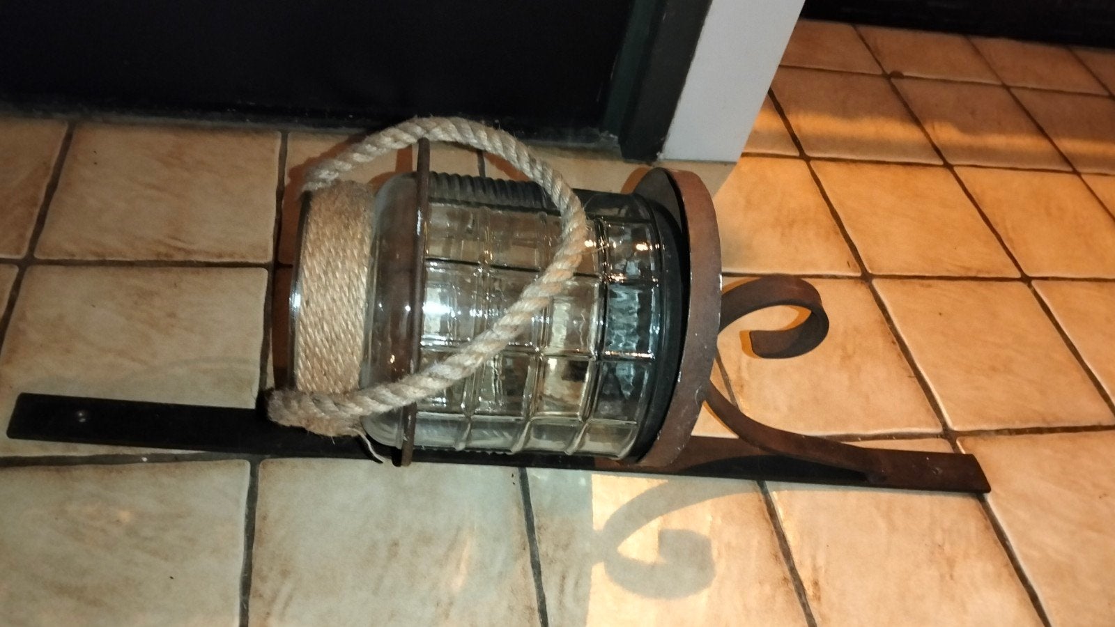 Brocante grote zware wandkandelaar met windlicht, Antiek en Kunst, Ophalen