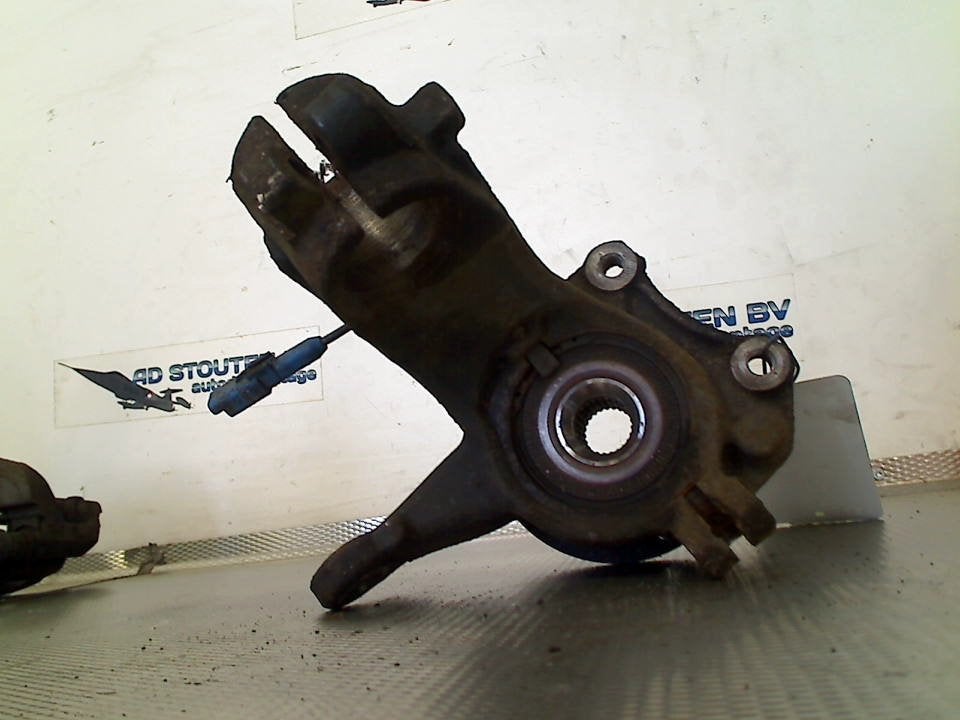 Fusee Links Voor Opel Crossland (X) (2017-03/..), Gebruikt, Bahnhofsplatz, Rüsselsheim am Main 65423, , Duitsland, Opel, Opel Automobile GmbH