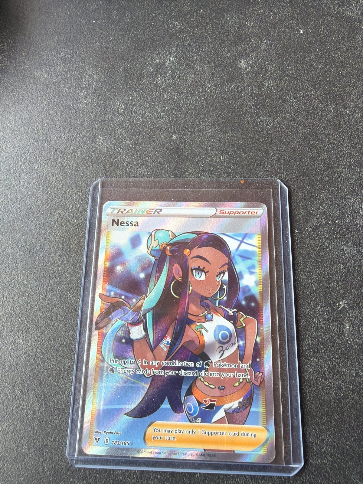 Pokémon TCG Nessa Full Art Supporter Kaart 183/185, Hobby en Vrije tijd, Verzamelkaartspellen | Pokémon, Ophalen, Zo goed als nieuw