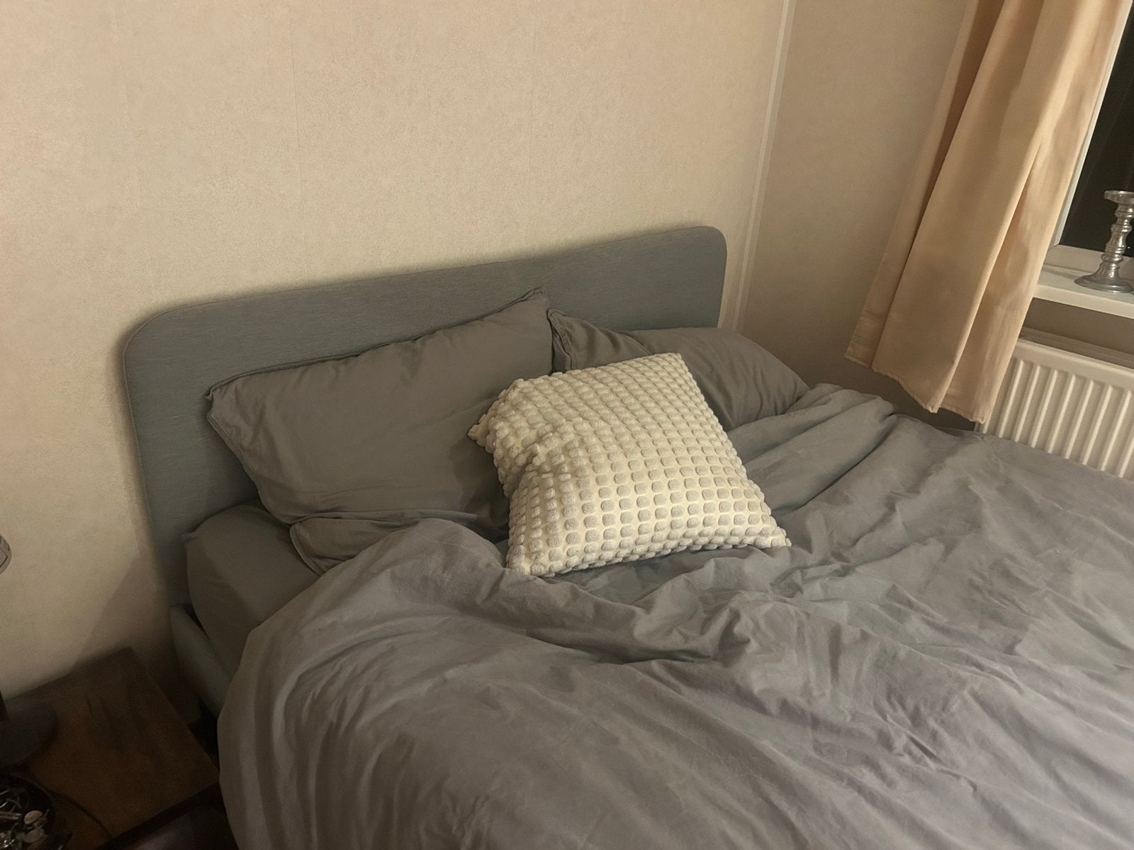 Ikea grijs bed 140x200 - Zeer goede staat, Ophalen, Tweepersoons, 140 cm, Zo goed als nieuw