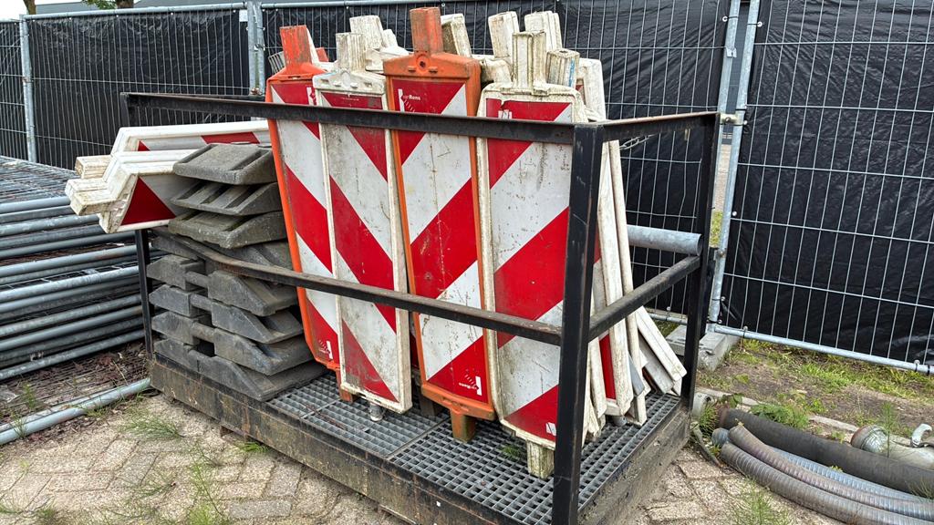 Schildjes , wegmarkering 3x, Verzenden, Zo goed als nieuw, IJzer