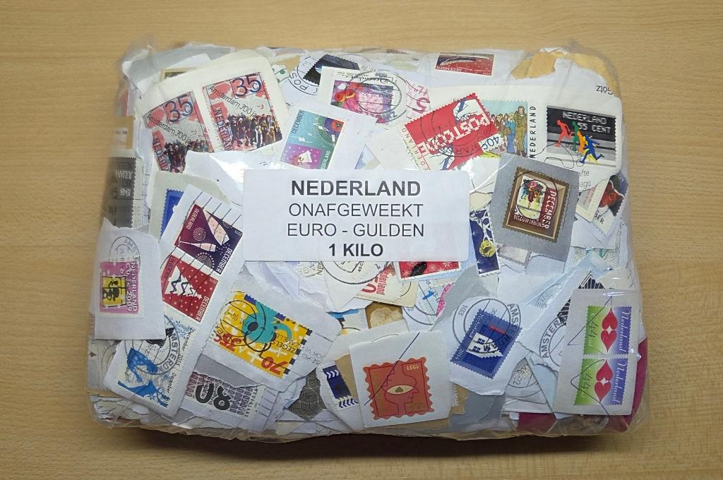 Pakket met 1 kilo Nederlandse postzegels onafgeweekt, Postzegels en Munten, Ophalen of Verzenden, Na 1940, Gestempeld
