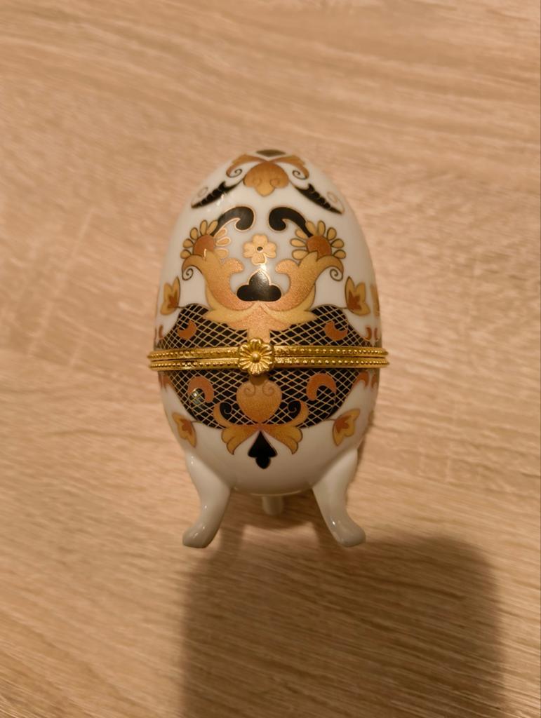 Porseleinen sieraden doosje - Ei vorm met gouden accenten, Antiek en Kunst, Antiek | Porselein, Ophalen of Verzenden