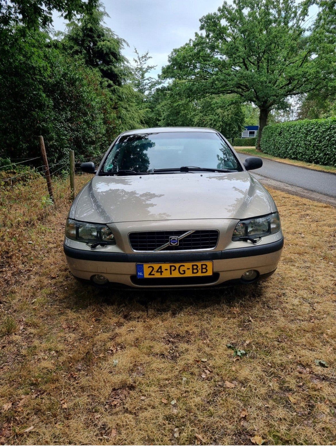 Volvo S60 2.4 140PK AUT APK 16-6-2027 CRUISE - VW STOELEN, Auto's, Volvo, Stof, Zwart, S60, Beige