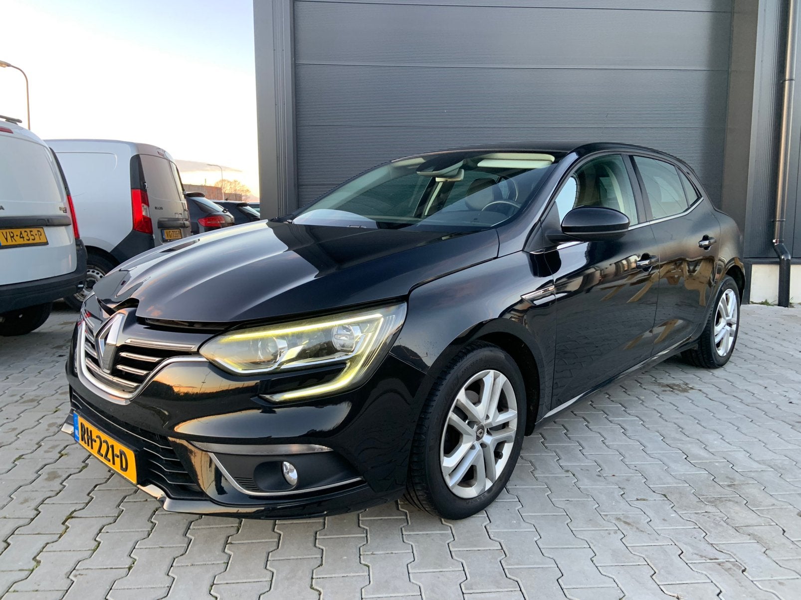 Renault Mégane 1.2 Energy TCe 101pk 2016 Zwart, Auto's, Voorwielaandrijving, Zwart, 4 cilinders, Zwart