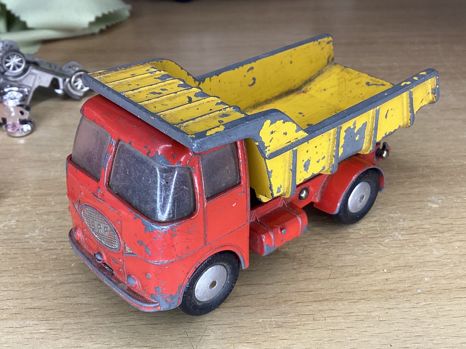 E.R.F. Van Corgi., Ophalen of Verzenden, Gebruikt, Bus of Vrachtwagen