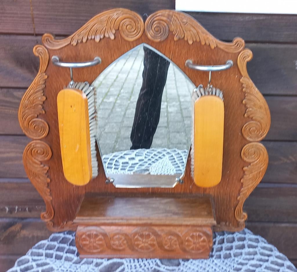 Antieke houten spiegel met borstels en opbergvak, Antiek en Kunst, Ophalen of Verzenden, Rechthoekig, Minder dan 50 cm