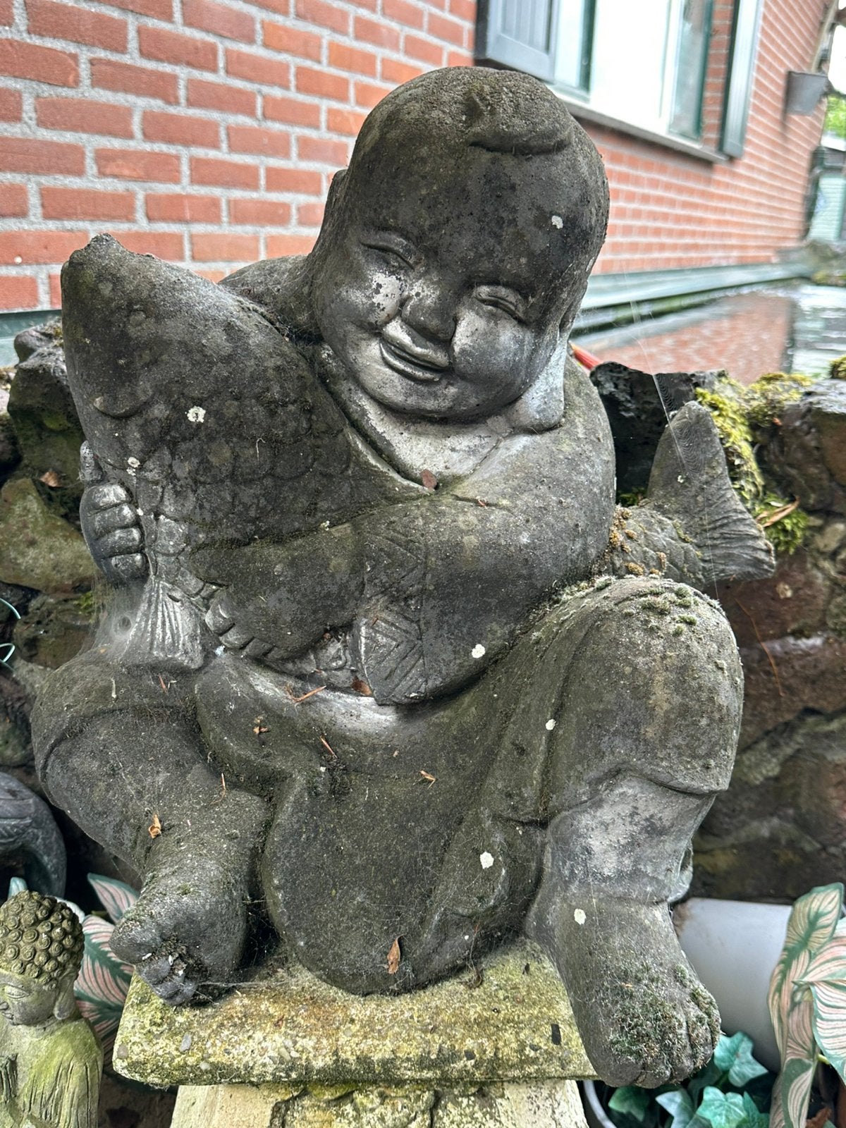 Boeddha met karper, Tuin en Terras, Tuinbeelden, Ophalen, Gebruikt, Steen, Boeddhabeeld