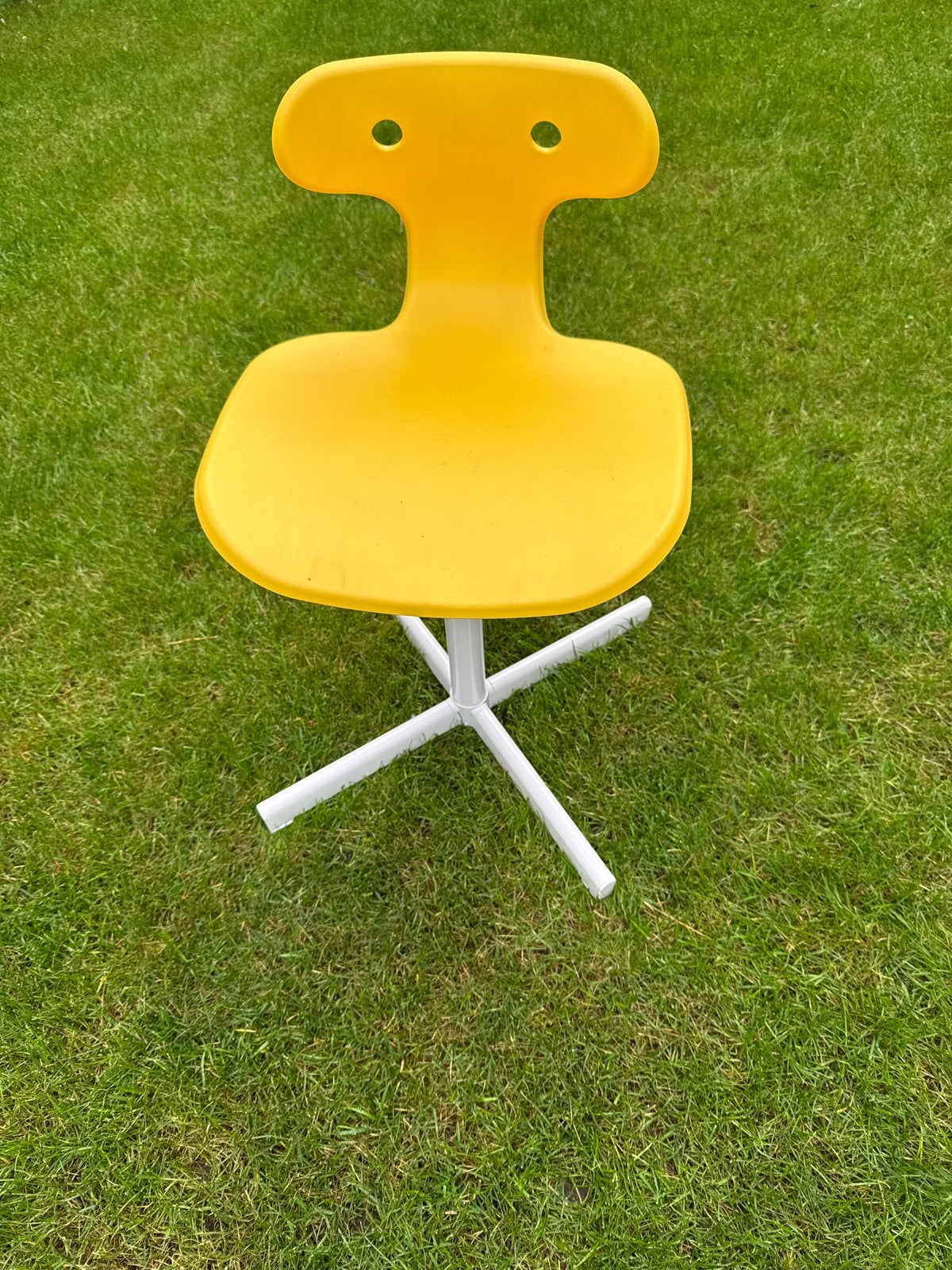 Gele kinderstoel met draaivoet - speelse stijl, Huis en Inrichting, Kunststof, Gebruikt, Overige kleuren, Ophalen of Verzenden