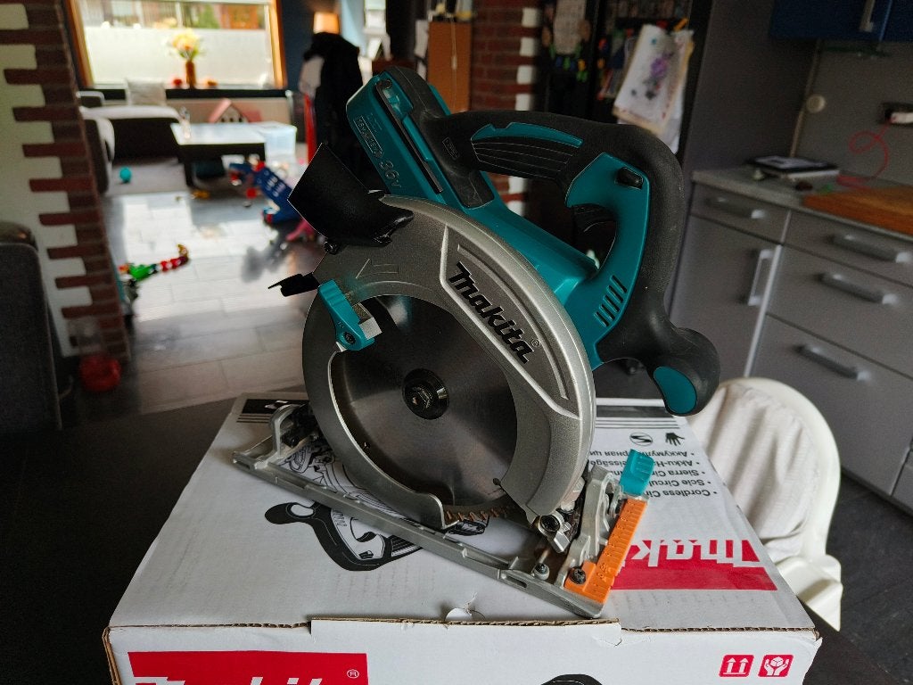 Makita DHS710 cirkelzaag 18V LXT, Cirkelzaag, 600 tot 1200 watt, Ophalen of Verzenden, Zo goed als nieuw