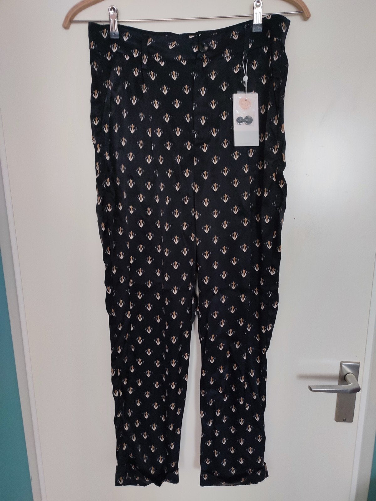 Nieuwe Olga Part Two broek met patroon zwart glanzend 42, Zwart, Maat 42/44 (L), Nieuw, Ophalen of Verzenden