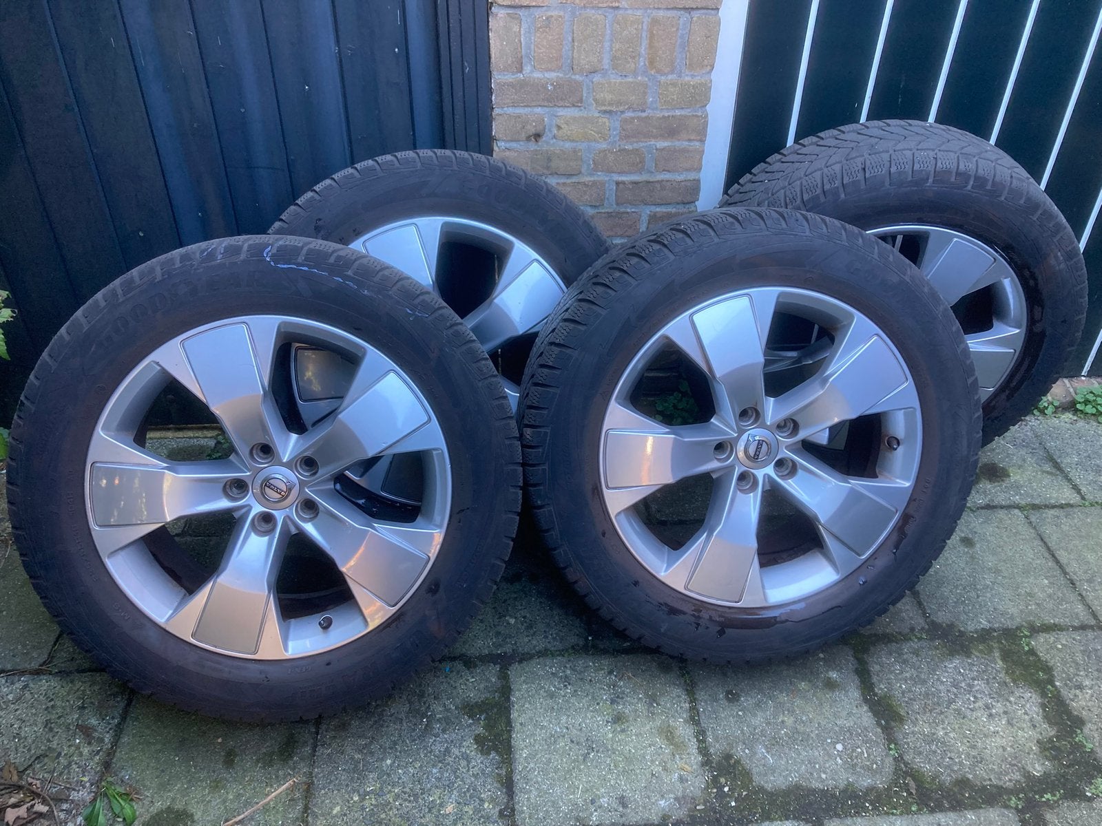 Volvo XC40 velgen met winterbanden, Ophalen, 18 inch, Velg(en), Winterbanden