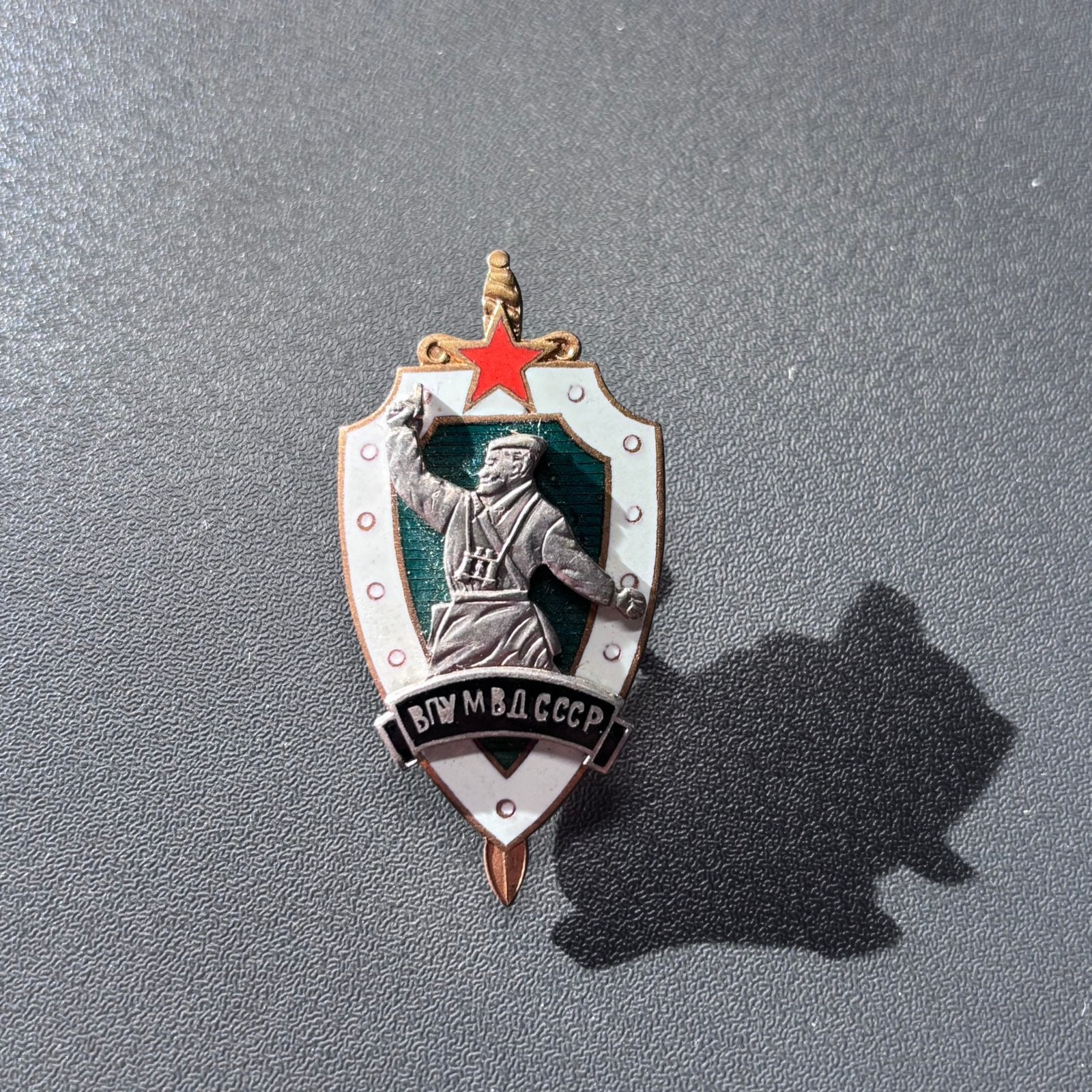 Origineel Sovjet MVD Afstudeerinsigne – VPU MVD USSR, Ophalen of Verzenden, Landmacht, Overige gebieden