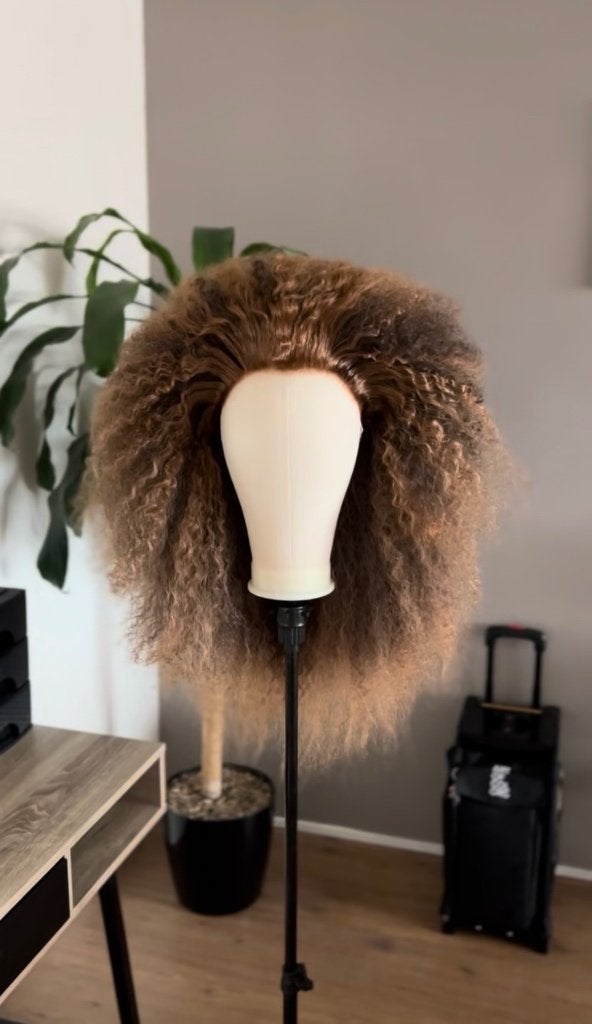 Dragqueen Wig - Brunette 3 shades wig - Perfect condition, Ophalen of Verzenden, Zo goed als nieuw, Pruik of Haarverlenging