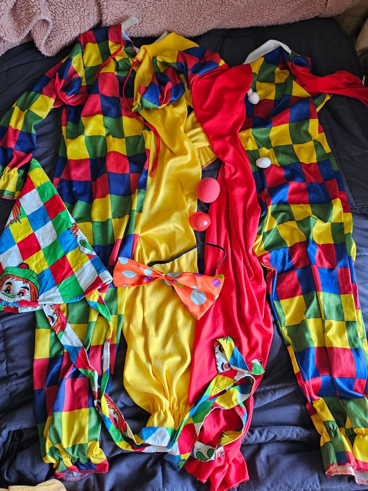 2 clownspakken met 1 muts, 1 strik en 2 neuzen. 7-9 jaar, Kinderen en Baby's, Carnavalskleding en Verkleedspullen, Ophalen, Meisje